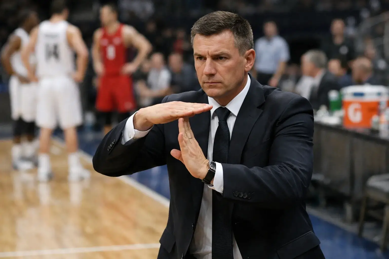 Entrenador de baloncesto solicitando tiempo muerto